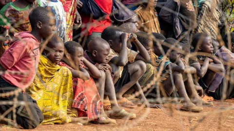 Enfants déplacés dans le camp de Roe, à 80 km de Bunia. À l’époque, le plus grand camp d’Ituri abritait entre 65 000 et 70 000 personnes déplacées, février 2022. Photo ONU/Eskinder Debebe.