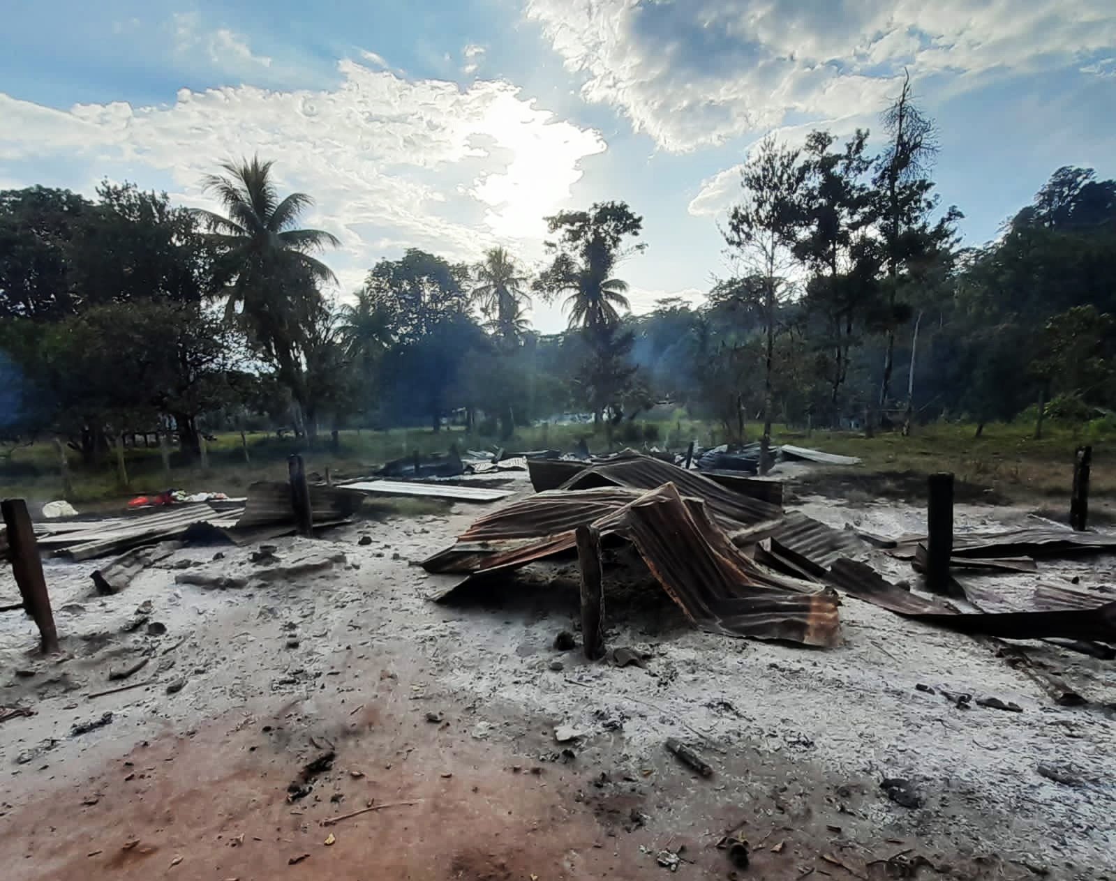 Casas quemadas durante la masacre Wilu